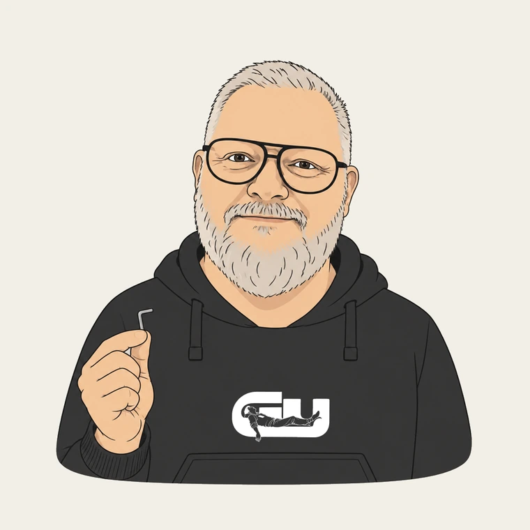 Tecknat porträtt: Lenny med glasögon och helskägg, i mörk hoodie med GerUpps GU-märke tryckt på bröstet. Han håller upp en liten insexnyckel.