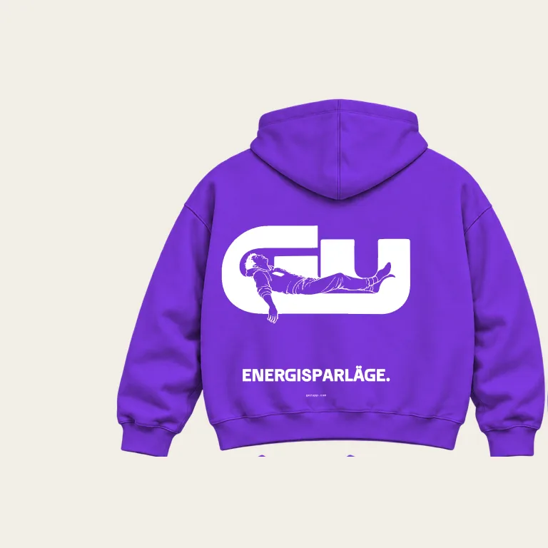 Hoodie, baksida på lila underlag med GerUpp-märket. Digital produktförhandsvisning.