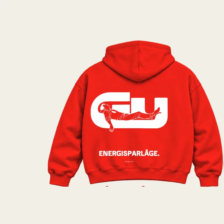 Hoodie, baksida på varningsröd underlag med GerUpp-märket. Digital produktförhandsvisning.