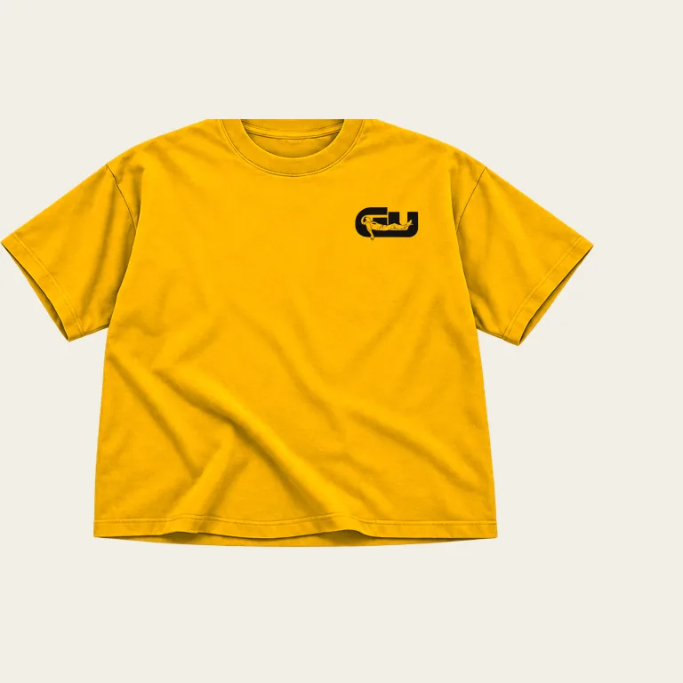 T-shirt, framsida på signalgul underlag med GerUpp-märket. Digital produktförhandsvisning.
