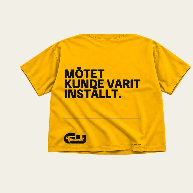 T-shirt, baksida på signalgul underlag med GerUpp-märket. Digital produktförhandsvisning.