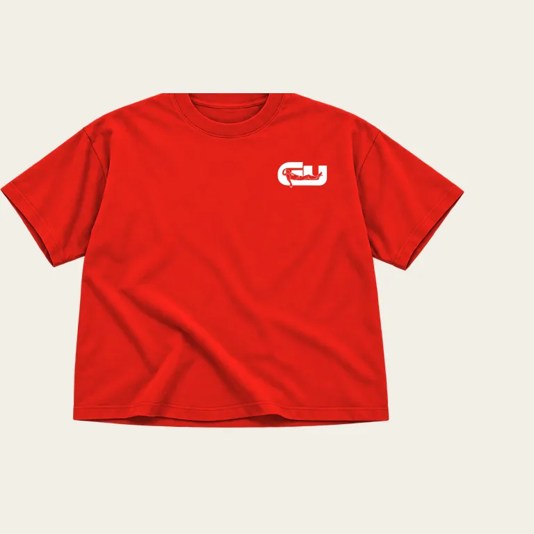 T-shirt, framsida på varningsröd underlag med GerUpp-märket. Digital produktförhandsvisning.
