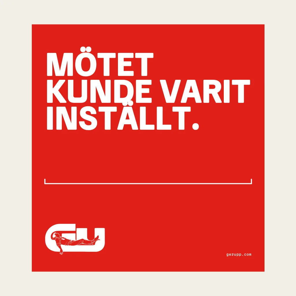 T-shirt, trycket, platt på varningsröd underlag med GerUpp-märket. Digital produktförhandsvisning.