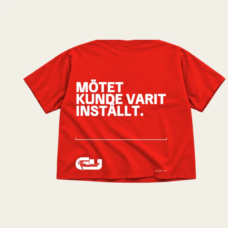T-shirt, baksida på varningsröd underlag med GerUpp-märket. Digital produktförhandsvisning.